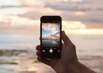 Phát hiện camera quay lén trong khách sạn siêu dễ từ thứ này ai cũng có