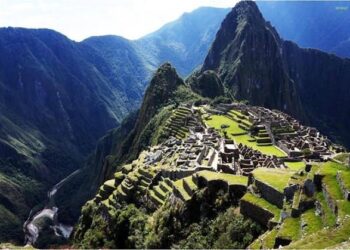 Choáng với khách sạn cheo leo trên vách núi ở Peru, chỉ đu dây cáp mới tới được