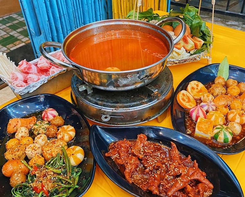 Delicious restaurant in Da Nang, Ganh Xiem Que grilled hot pot