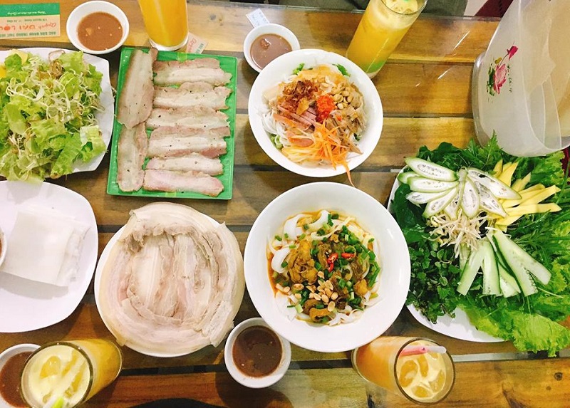 Món ăn đặc sản Việt Nam. Bánh tráng cuốn thịt heo