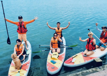 Chèo thuyền SUP ở Hồ Tây là một trải nghiệm rất đáng thử