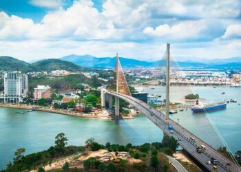 Du lịch Hạ Long nên ở đâu? Bãi Cháy và Hòn Gai ngăn cách nhau bởi cầu Bãi Cháy