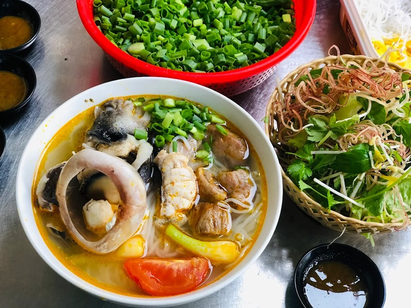 Quán bún ở Quy Nhơn. Quán bún nổi tiếng ở Quy Nhơn