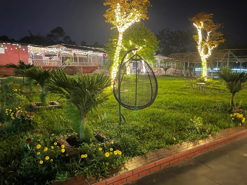 Quán cafe ven sông Hồng. Quán cafe nổi tiếng ven sông Hồng